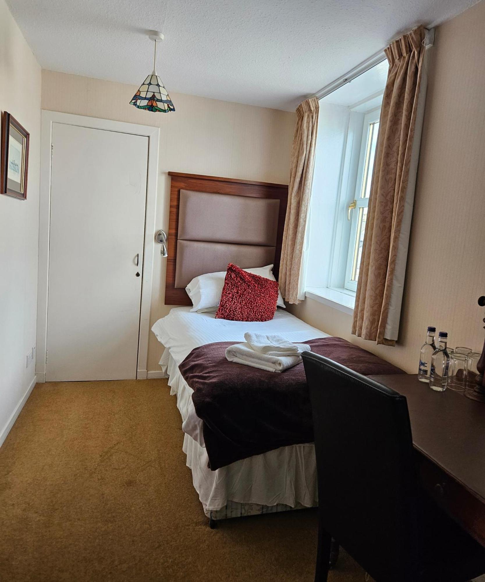 Station Hotel Portsoy Luaran gambar